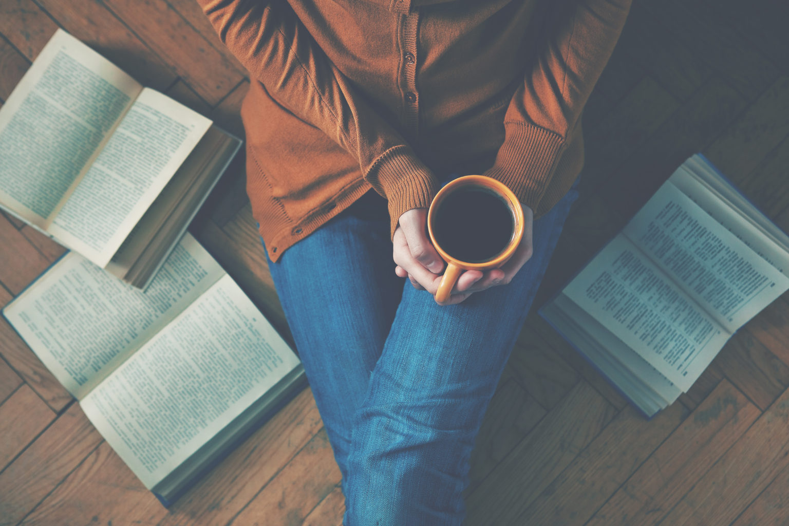 読書もしくは勉強のあと、コーヒーを飲み休憩する女性